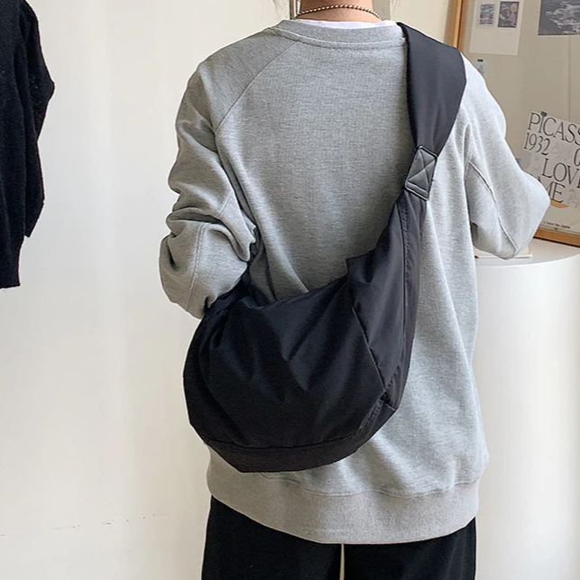Sort Baggy nylon crossbody i brug
