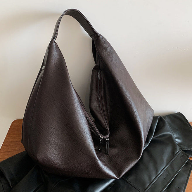 Mørkebrun Baggy oversize skuldertaske set fra siden