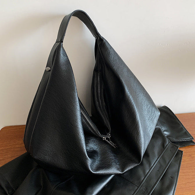 Sort Baggy oversize skuldertaske set fra siden