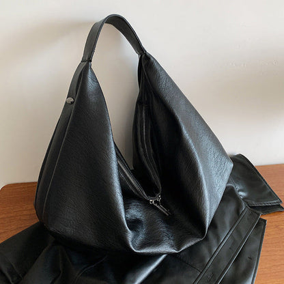 Sort Baggy oversize skuldertaske set fra siden