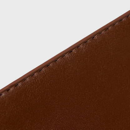 Brun Bella mini skuldertaske i brug