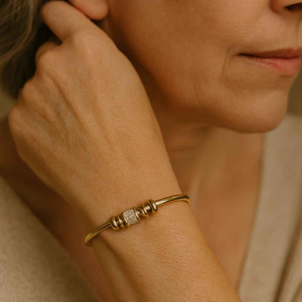 Charme | Justerbar guldfarvet armring med charms – Visning 02