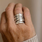 Spiralflet | Bred ring i sølvfarve med viklet design – Visning 02