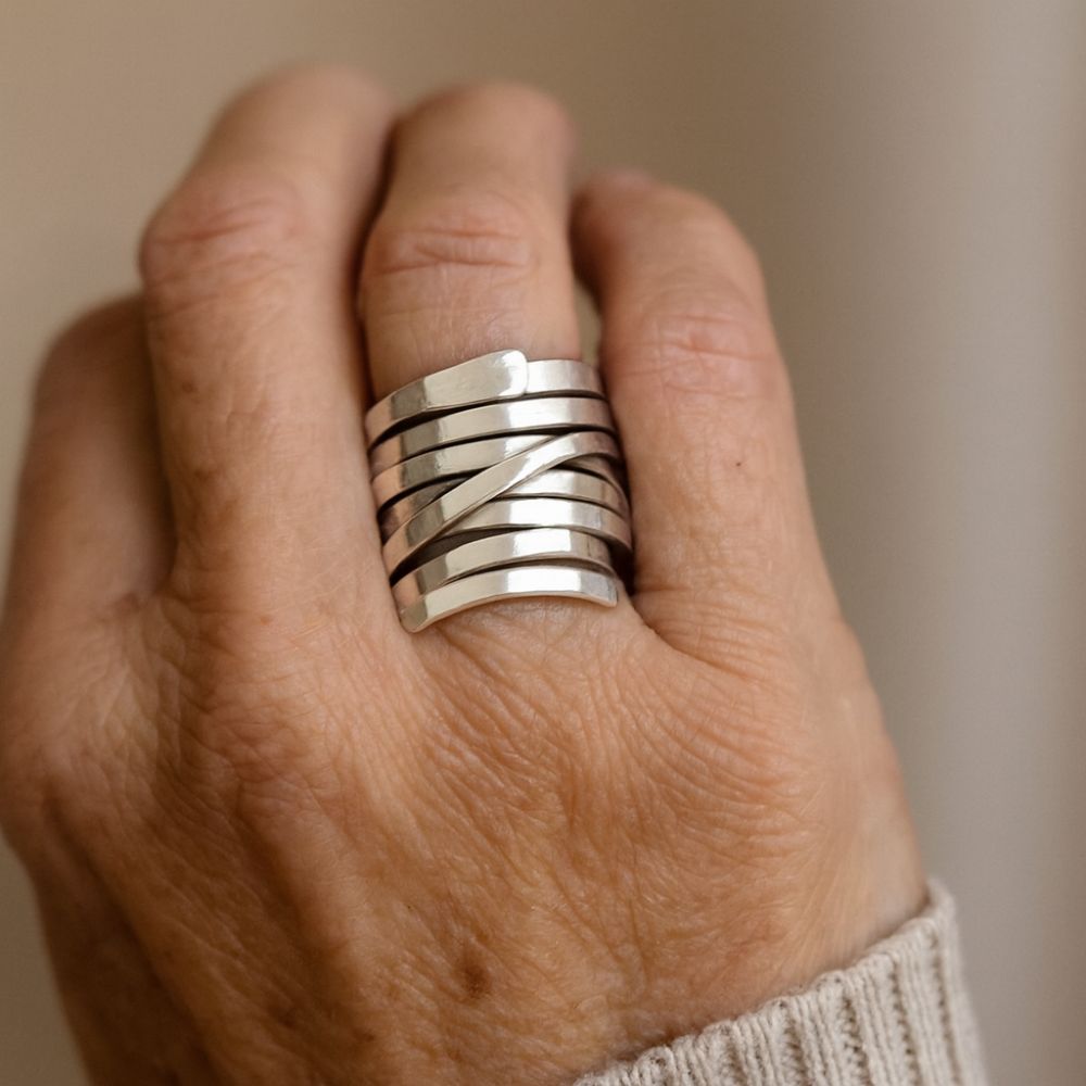Spiralflet | Bred ring i sølvfarve med viklet design – Visning 02
