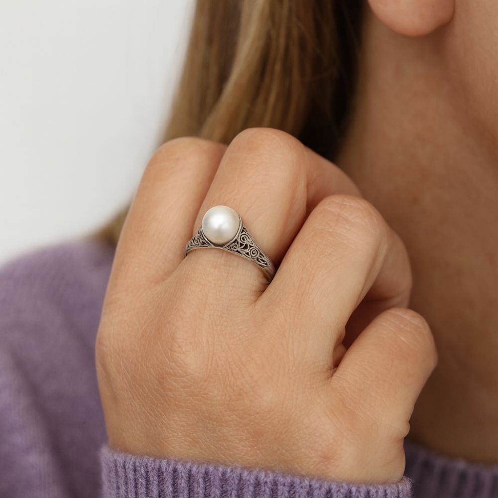 Månedug | Ring i sølvfarve med rund hvid sten – Visning 02