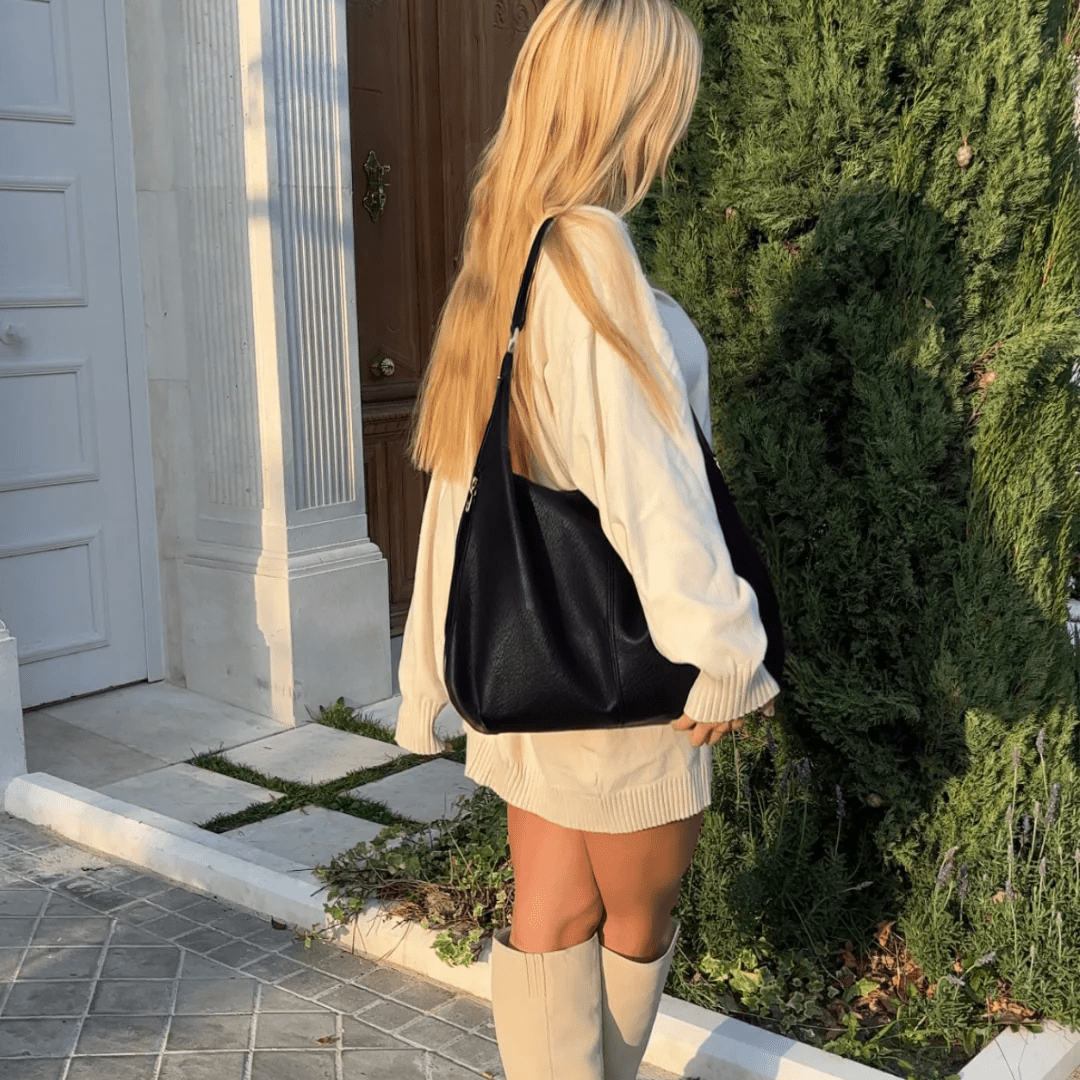 Sort Cassie hobotaske båret på skulderen