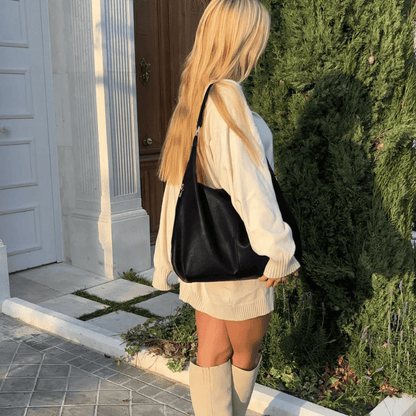 Sort Cassie hobotaske båret på skulderen