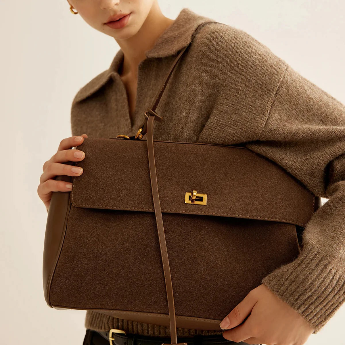 Brun Ciara Premium ruskindstaske båret på skulderen