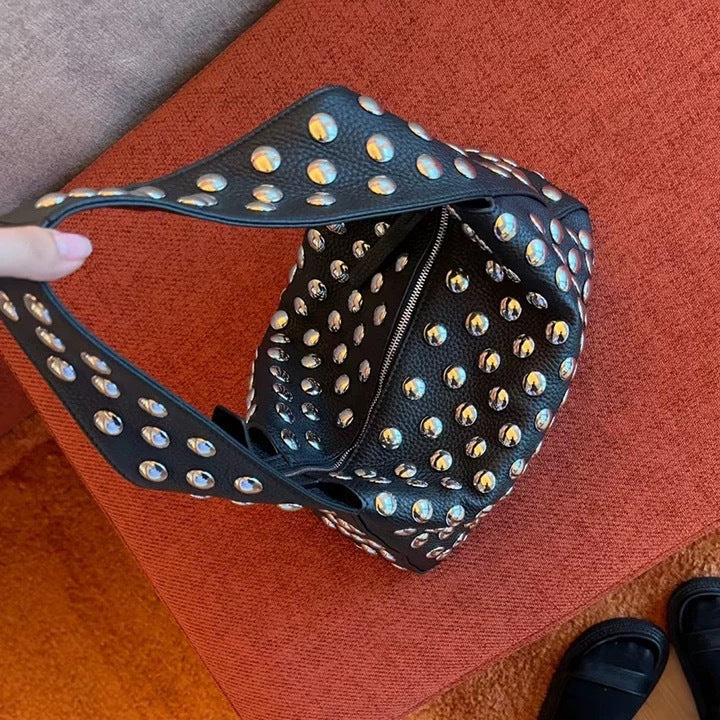 Sort Gina nittetaske detalje af lukningen
