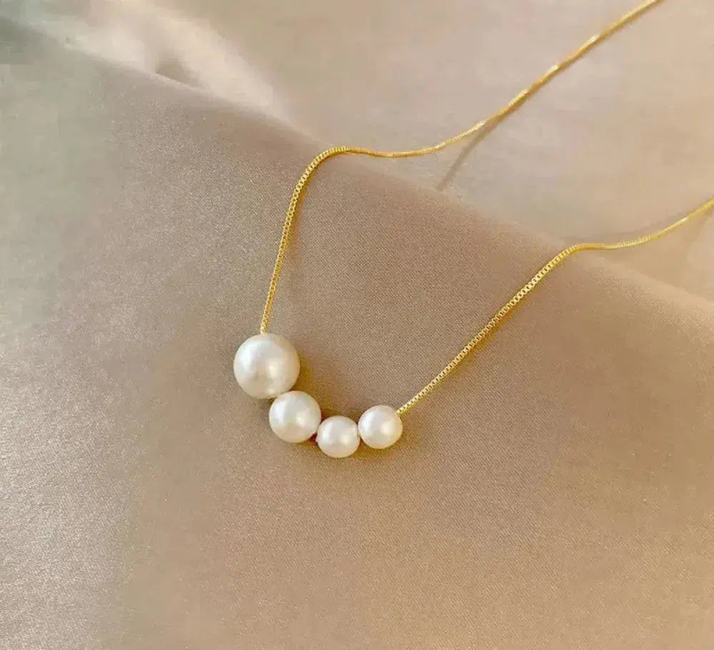 Frida | Guldfarvet halskæde med hvide kugler – Visning 02
