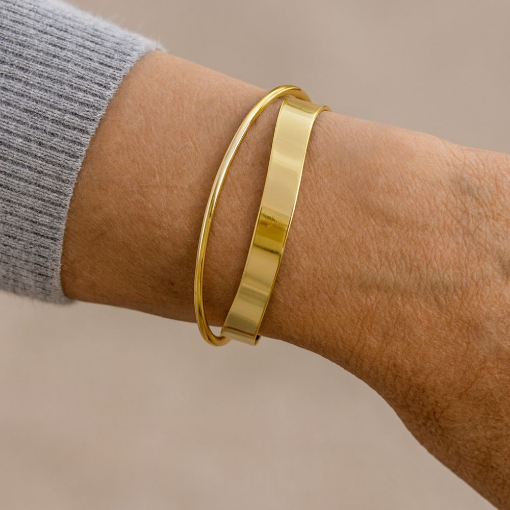 Guldbånd | Bred guldfarvet bangle med blank overflade – Visning 02
