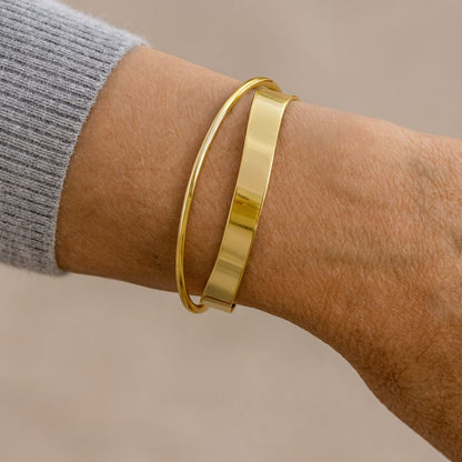 Guldbånd | Bred guldfarvet bangle med blank overflade – Visning 02