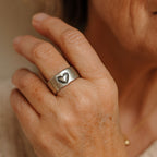 Hjerteudsnit | Bred ring i sølvfarve med hjerteformet udskæring – Visning 02