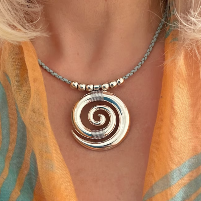 Signe | Sølvfarvet spiralhalskæde – Visning 01