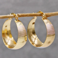 Stribehoop | Brede guldfarvede creoler med striber – Visning 01