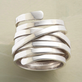 Spiralflet | Bred ring i sølvfarve med viklet design – Visning 01