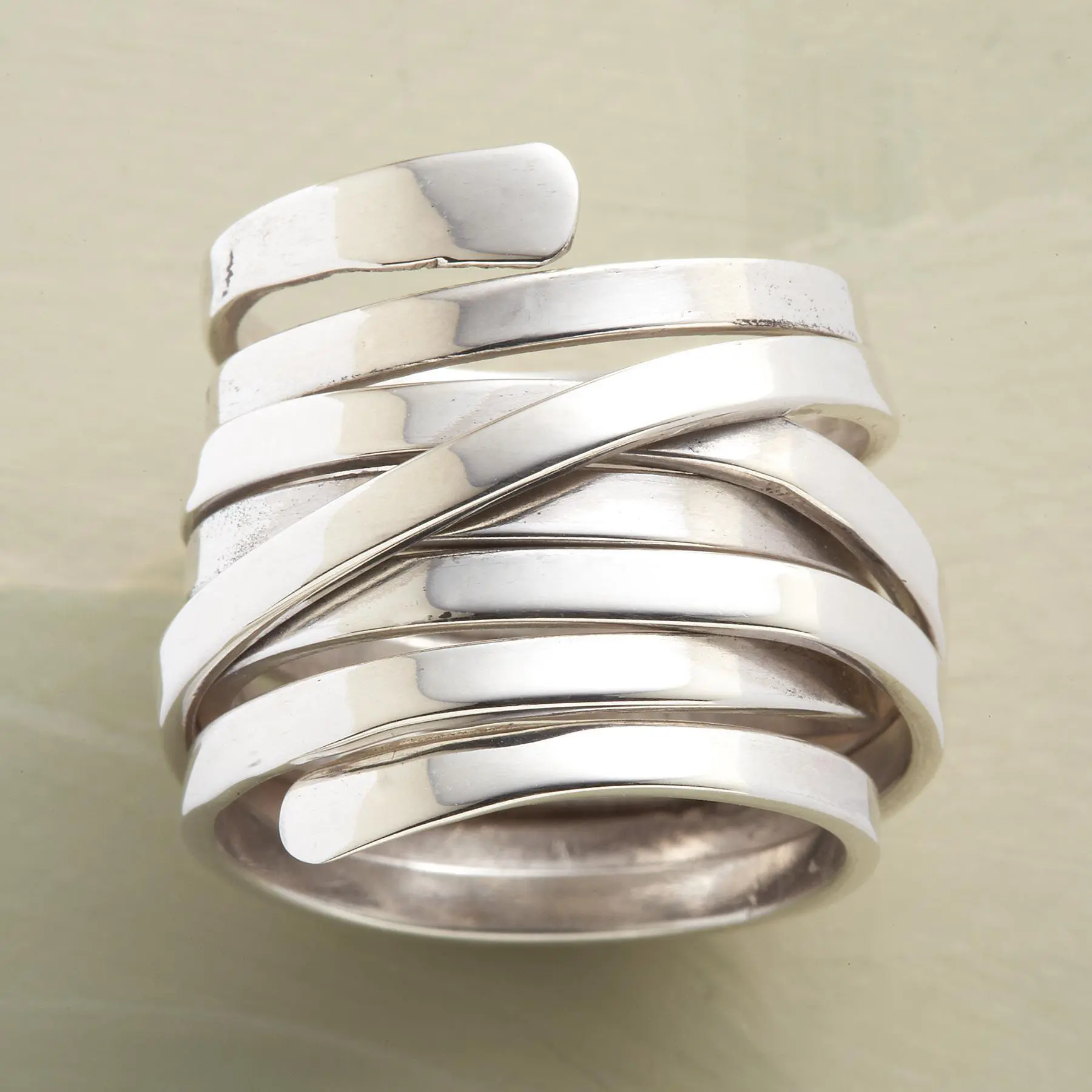 Spiralflet | Bred ring i sølvfarve med viklet design – Visning 01