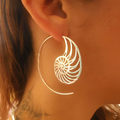 Spiralskal | Sølvfarvede øreringe med spiralform – Visning 01
