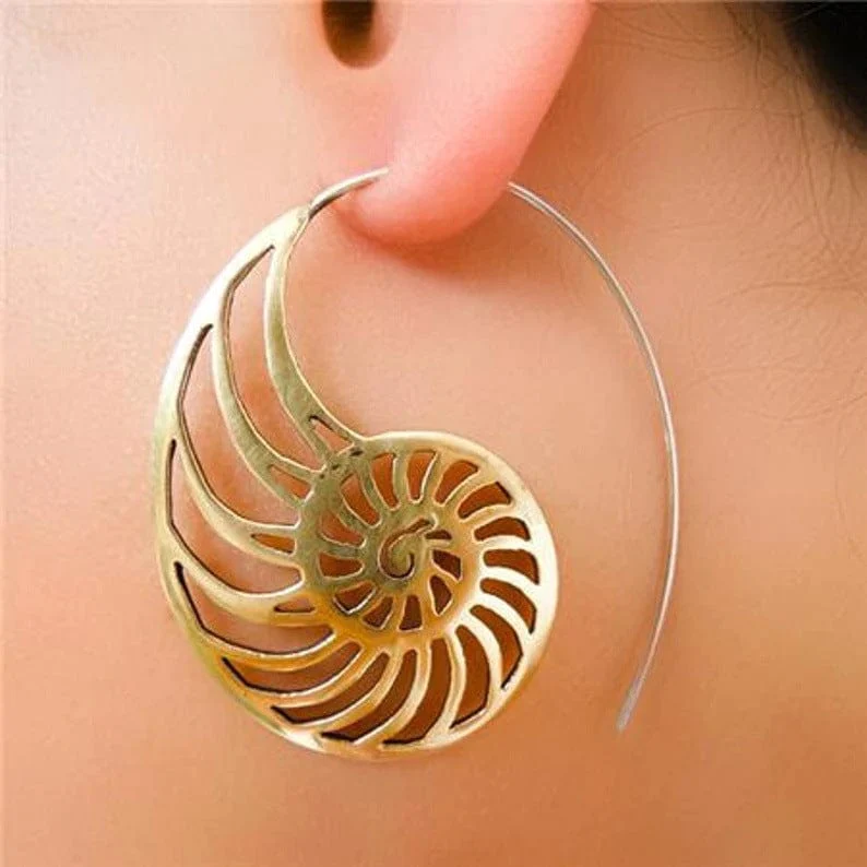 Snegleskal | Store guldfarvede øreringe med spiralmotiv – Visning 01