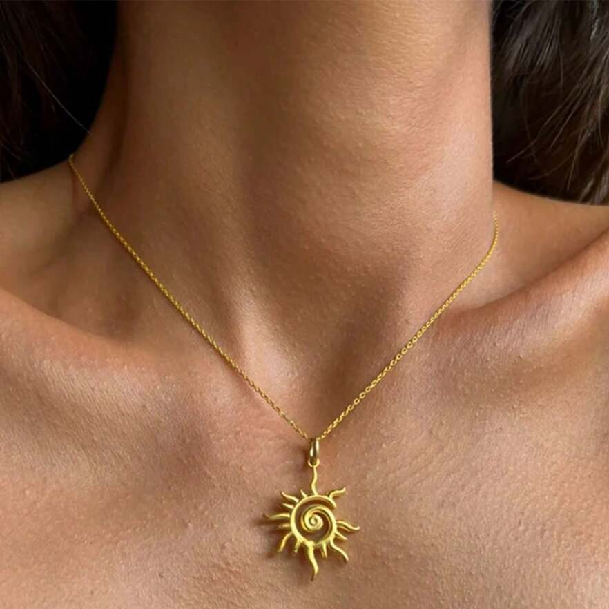 Sol | Guldfarvet halskæde med solmotiv – Visning 01