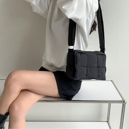 Sort Jane Puffer crossbody-taske set fra siden