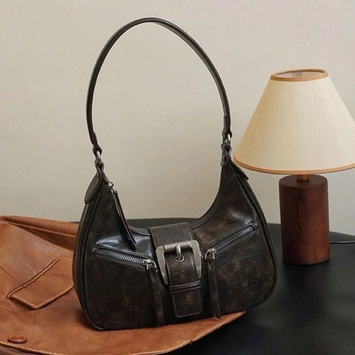 Mørkebrun Jenice crossbody båret på skulderen