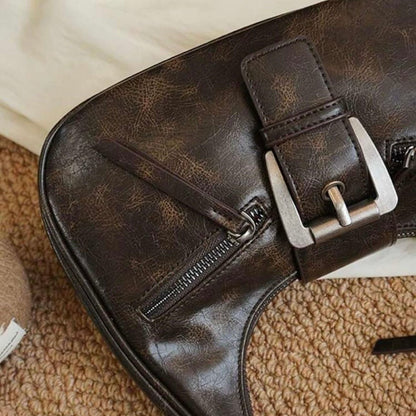 Mørkebrun Jenice crossbody i brug