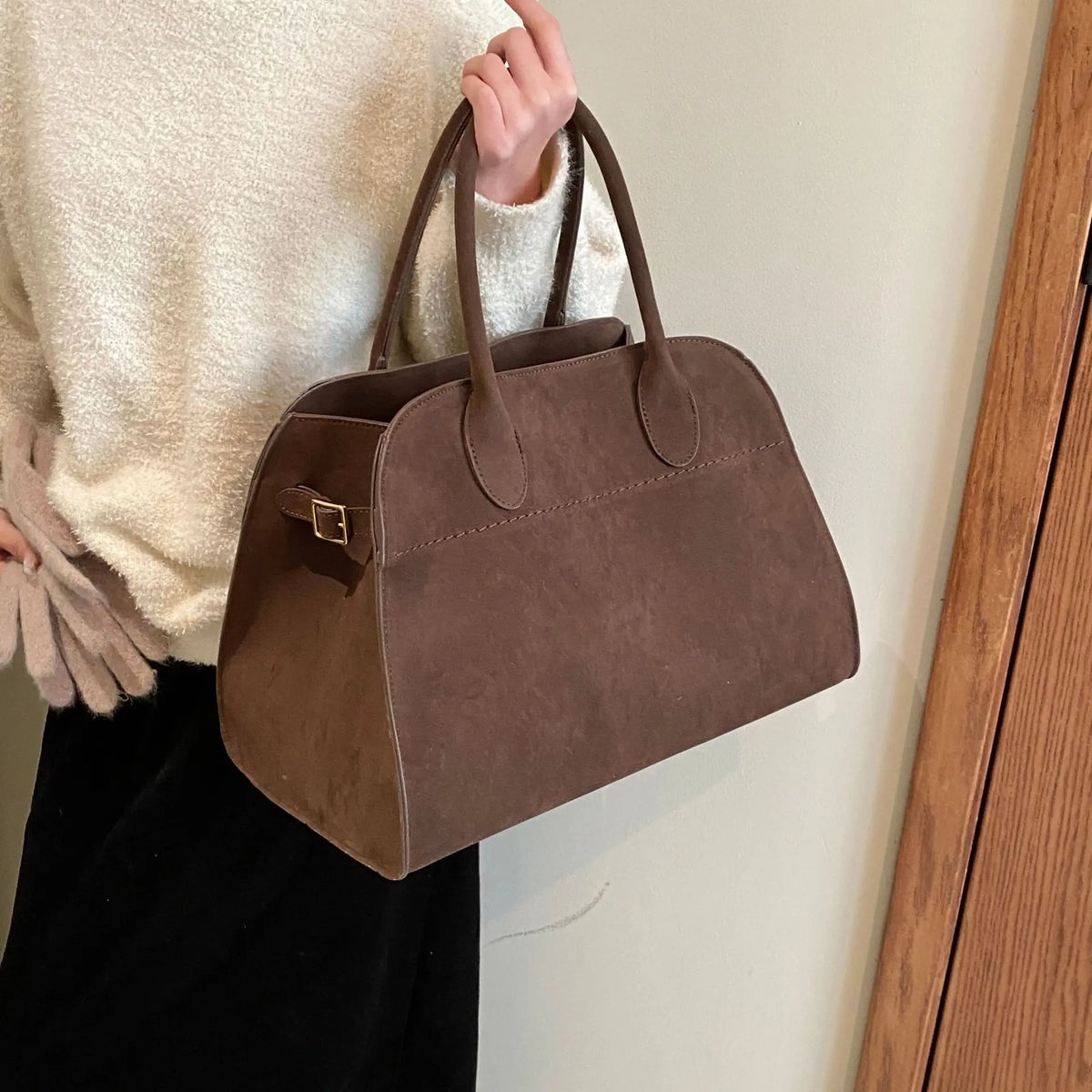 Mørkebrun Moiré ruskindstaske set skråt forfra