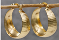 Bredguld | Brede guldfarvede creoler med mat finish – Visning 01