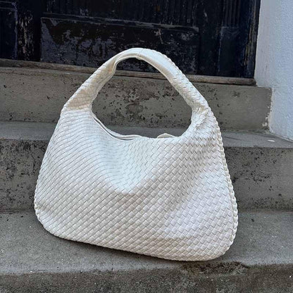 Hvid Oversize vævet skuldertaske set fra siden