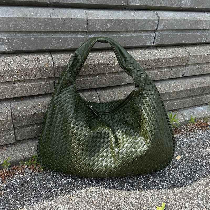 Olivengrøn Oversize vævet skuldertaske set skråt forfra
