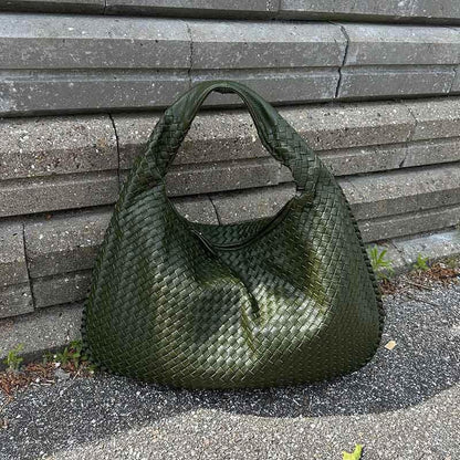 Olivengrøn Oversize vævet skuldertaske set skråt forfra