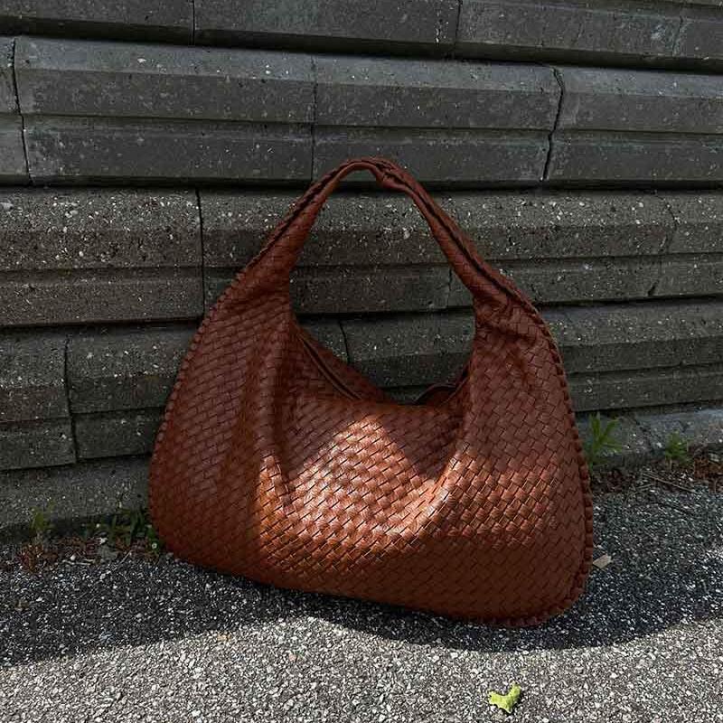 Rustbrun Oversize vævet skuldertaske set fra siden