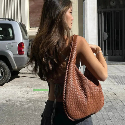 Rustbrun Oversize vævet skuldertaske detaljebillede