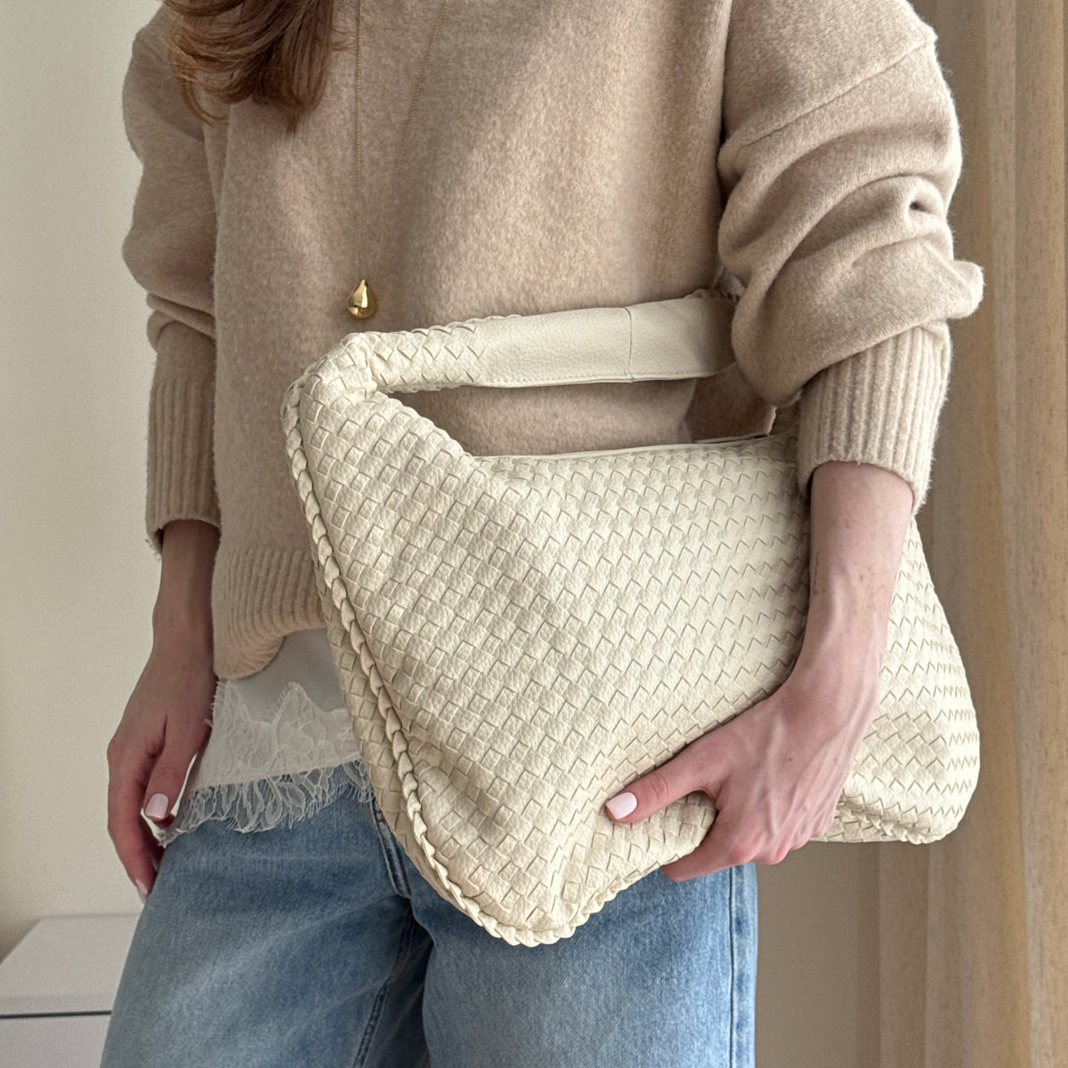 Sand Oversize vævet skuldertaske set fra siden