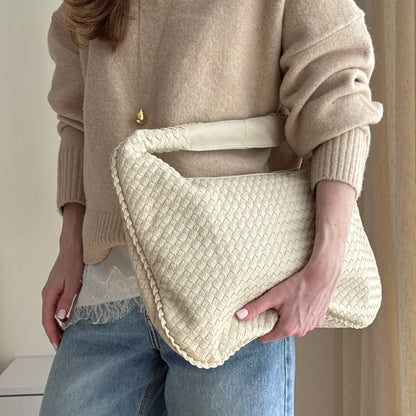 Sand Oversize vævet skuldertaske set fra siden
