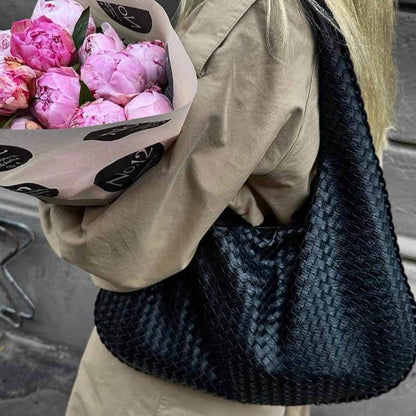 Sort Oversize vævet skuldertaske set fra siden