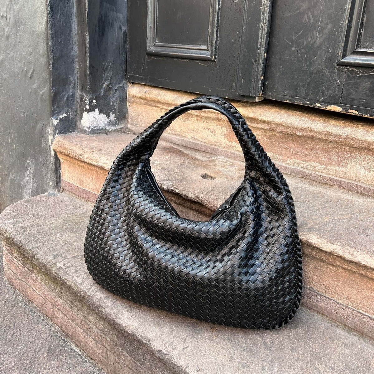 Sort Oversize vævet skuldertaske detaljebillede