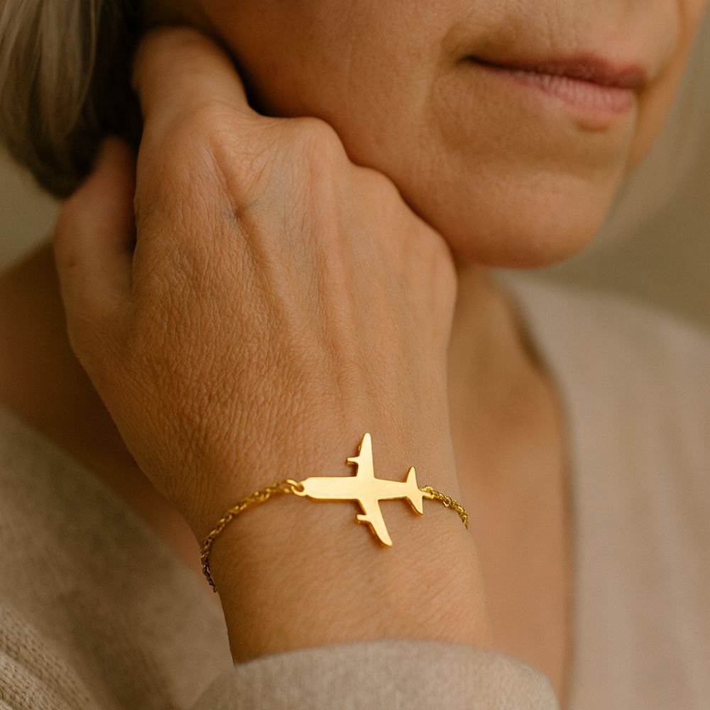 Rejselyst | Guldfarvet armbånd med flyvemaskine – Visning 02