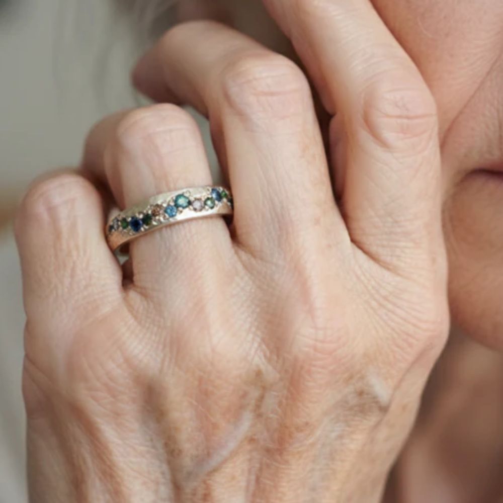 Farvestrejf | Ring i guldfarve med små farvede sten – Visning 02