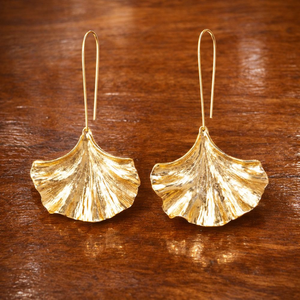 Ginkgoblad | Guldfarvede øreringe med ginkgoblad – Visning 02