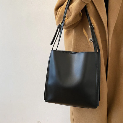 Sort Tote skuldertaske set skråt forfra