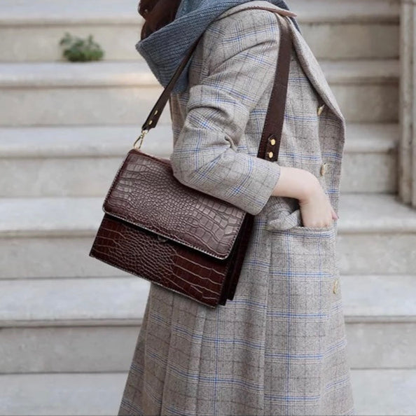 Mørkebrun Workday croco crossbody set skråt forfra