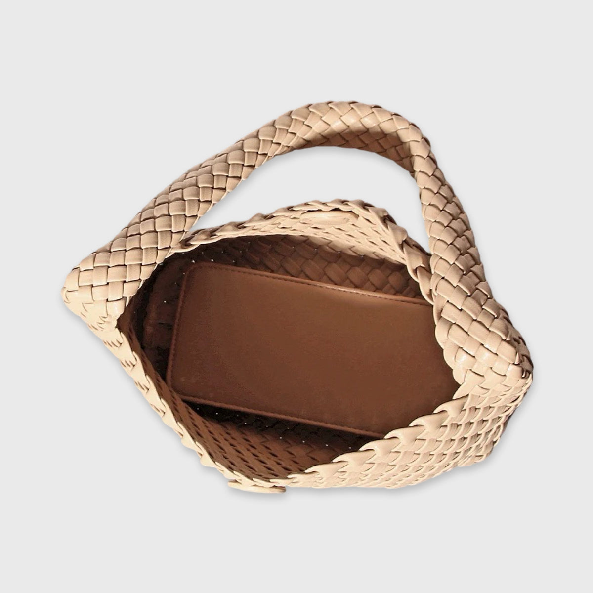 Sand Woven skuldertaske båret på skulderen
